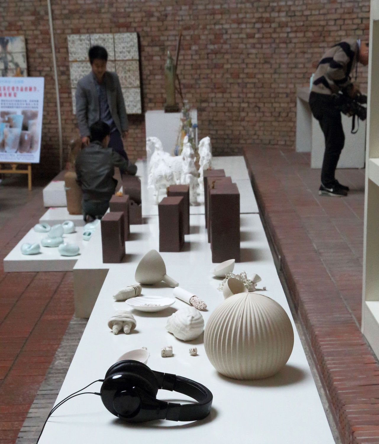 There Is No White Noise, Only Colourful Sound © Ana Maria Asan Artist Ana Maria Asan | Exhibitions | Gold FuLe Prize 5th ICMEA 2016 | Ceramic and sound installation